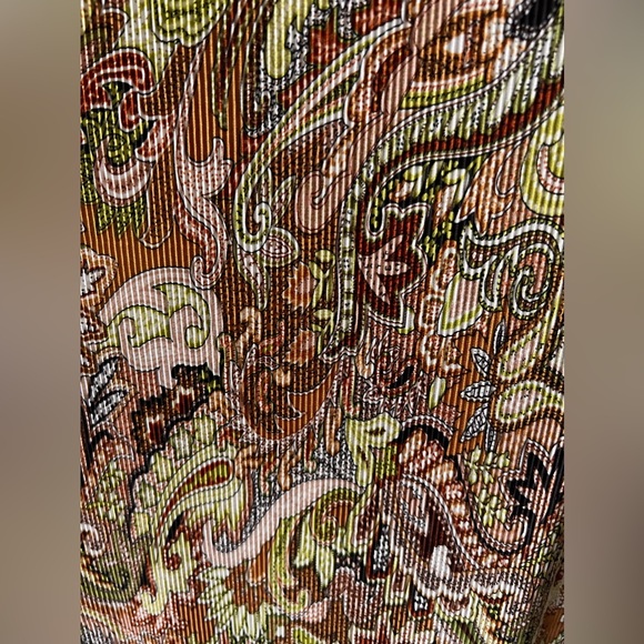 Flowing V-Neck Top - Picture 2 of 4